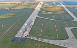 Landebahn am LEJ: Mit Löbejüner Splitt gegen den Betonkrebs