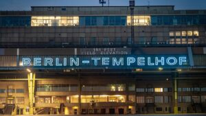 Berlin-Tempelhof: Historischer Schriftzug leuchtet wieder