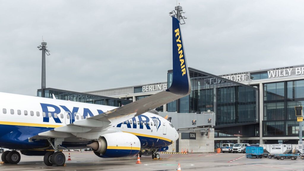 Eine Boeing 737 der Fluggesellschaft Ryanair steht an einem Gate am Flughafen Berlin Brandenburg (BER).