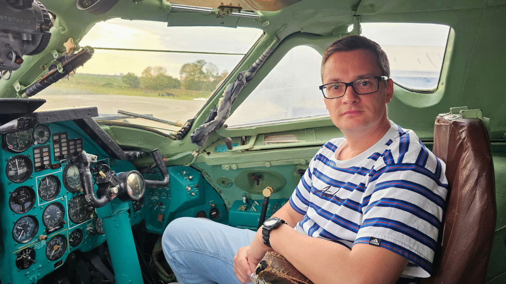Ein Mann mit Brille sitzt in einer Tupolew auf dem Sitz des Copiloten.