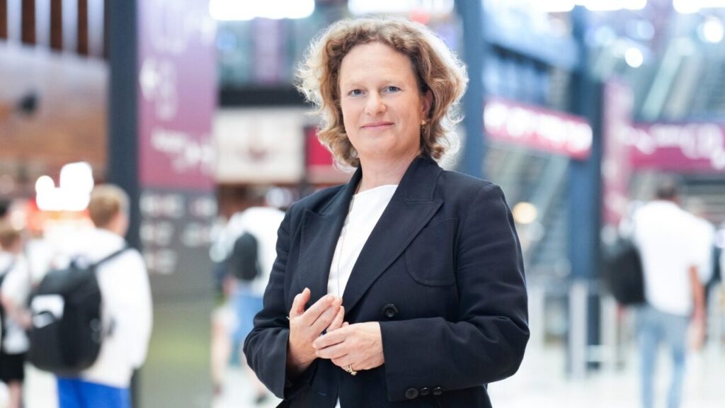 Porträt von Aletta von Massenbach, Vorsitzende der Geschäftsführung der Flughafengesellschaft Berlin Brandenburg (FBB).